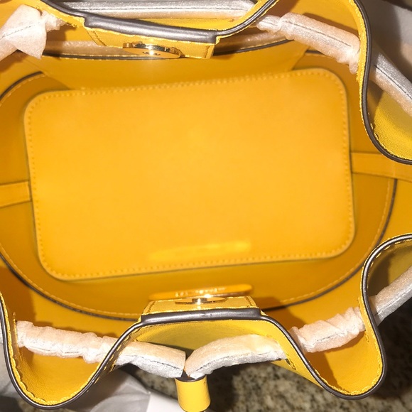 LAST ONE! Michael Kors Trista Bucket Bag Messenger - Picture 9 of 9